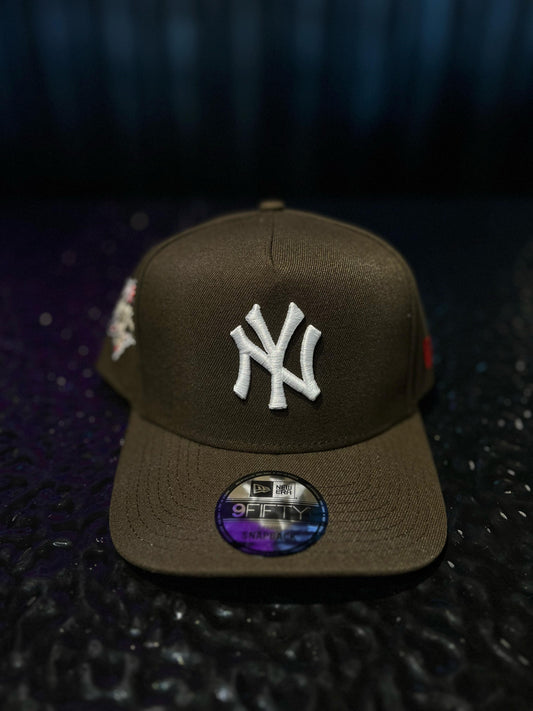 GORRA NEW ERA NY YANKEES WORLD SERIES 2000 BROWN SNAPBACK