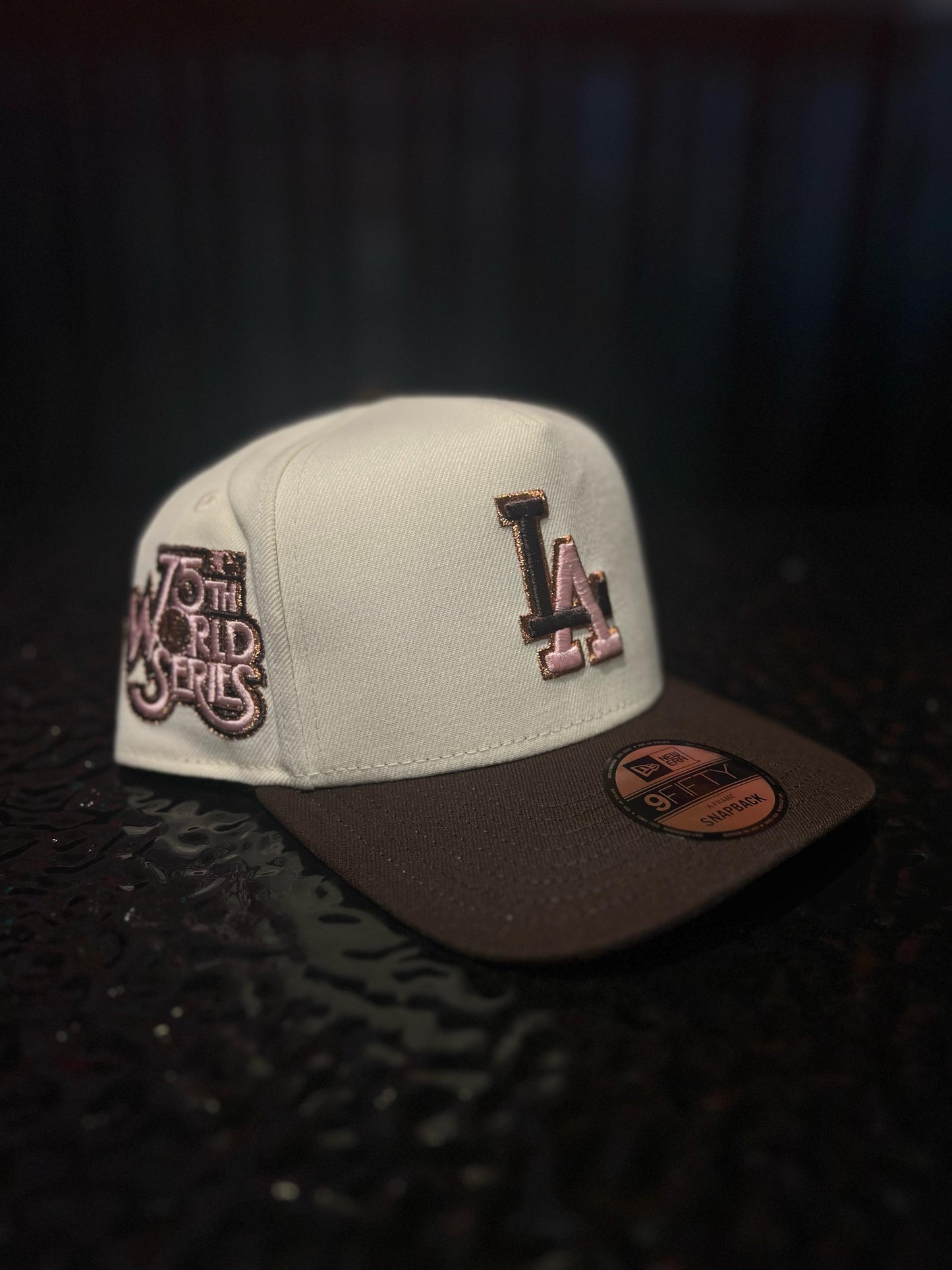 GORRA NEW ERA LA DODGERS 75TH WORLD SERIES PINK/BROWN SNAPBACK