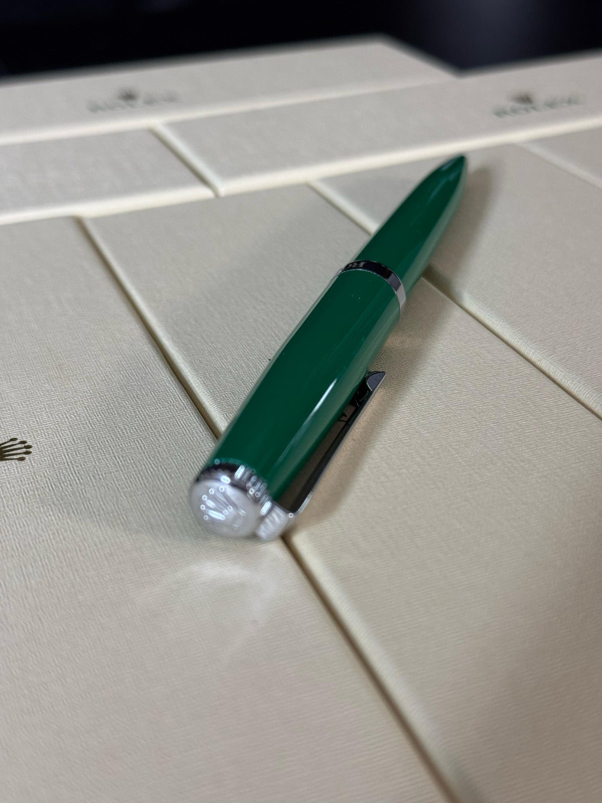 ROLEX PLUMA GREEN EMEREALD