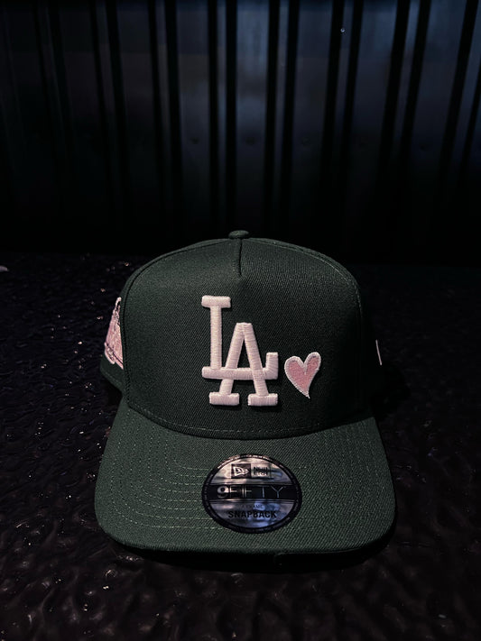 GORRA NEW ERA LOS ANGELES GREEN PINK HEART SNAPBACK