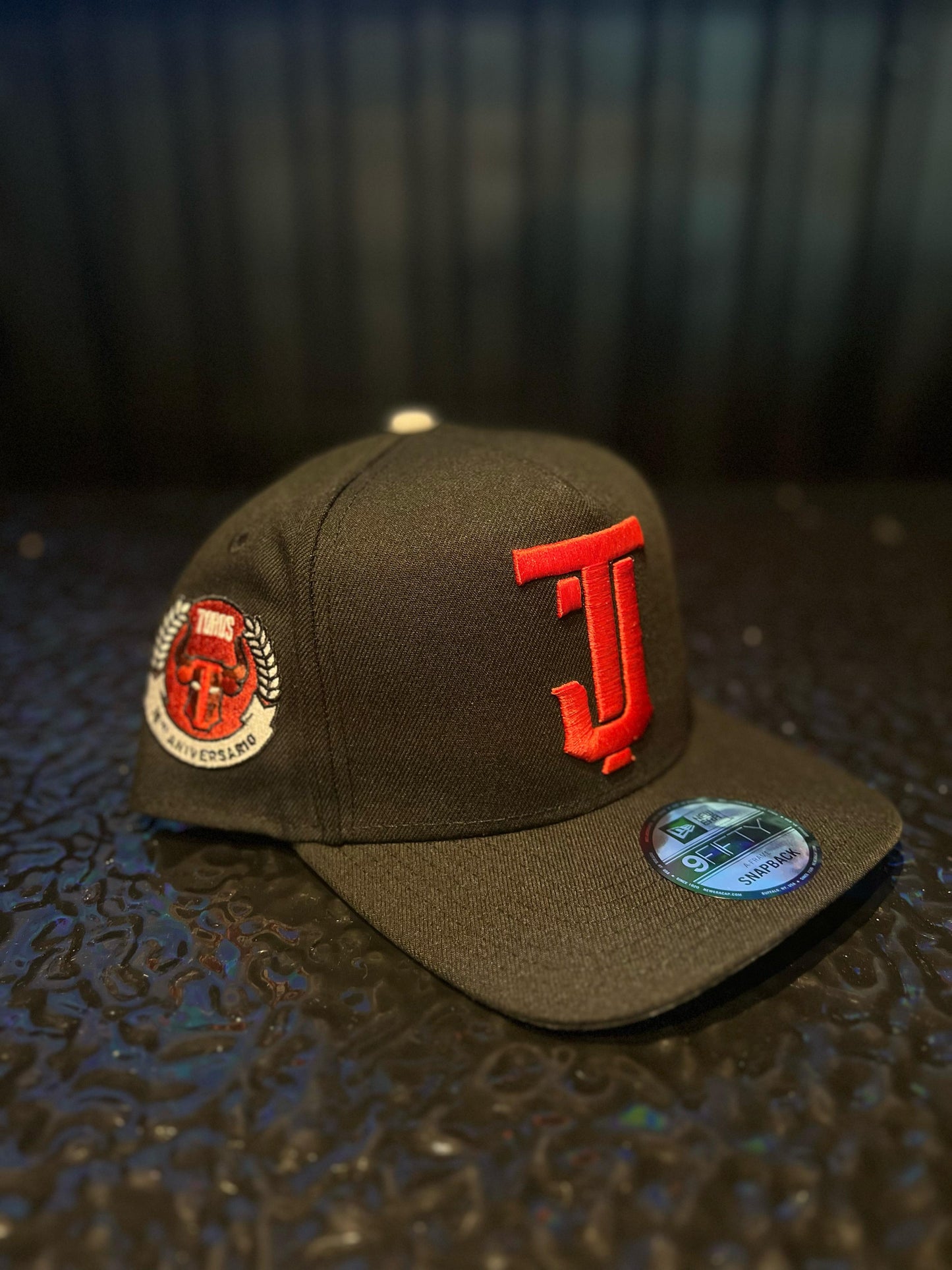 GORRA NEW ERA TJ TOROS NEGRA/ROJA SNAPBACK