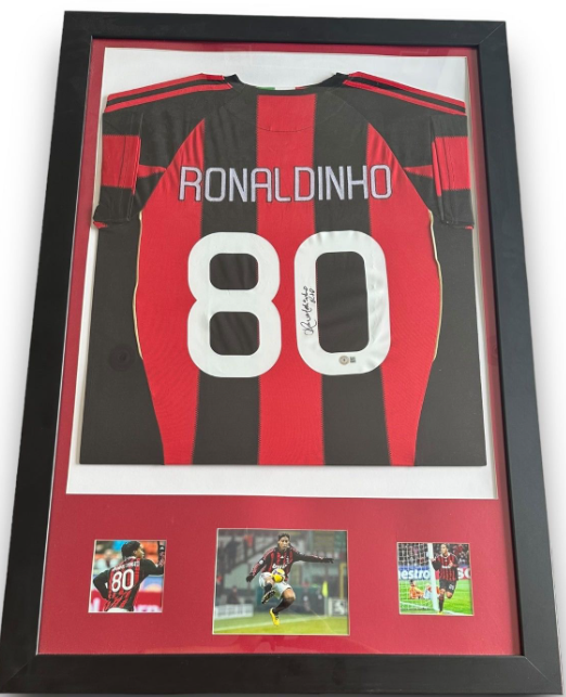 Jersey de Milán #80 autografiado por el brasileño Ronaldinho y enmarcado 2008