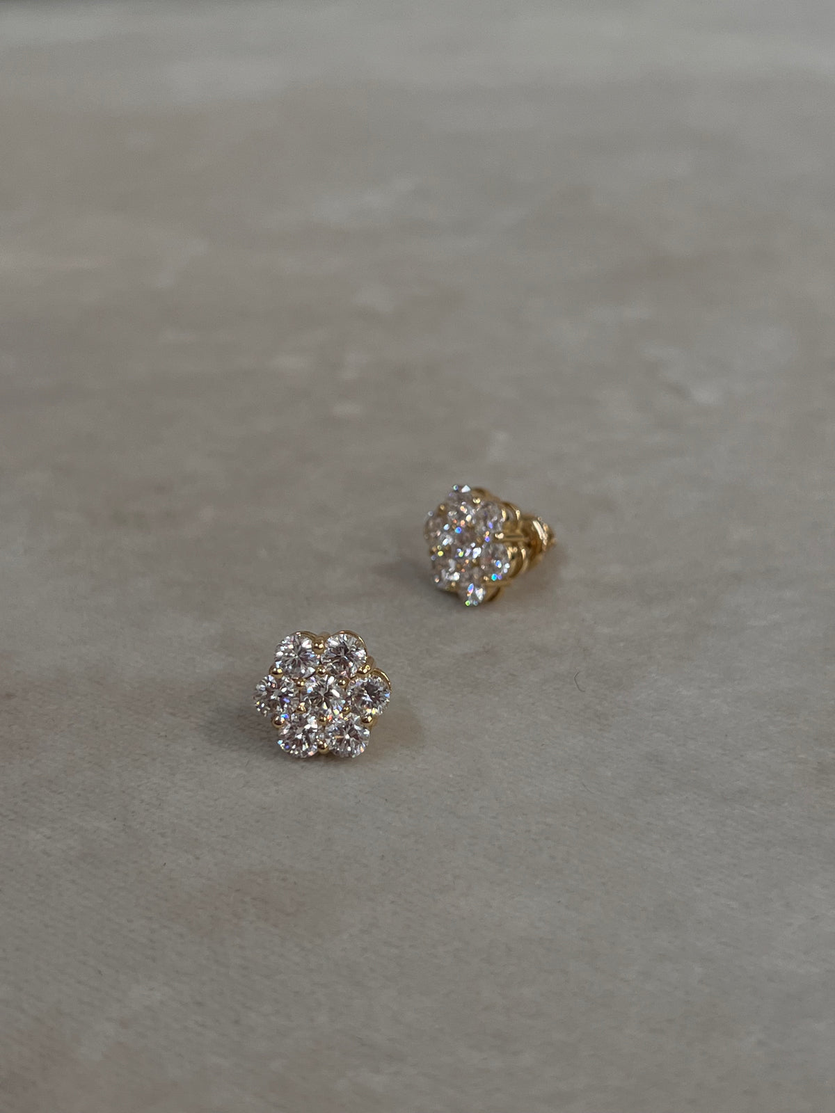 Aretes flor grande diamantes oro 14k