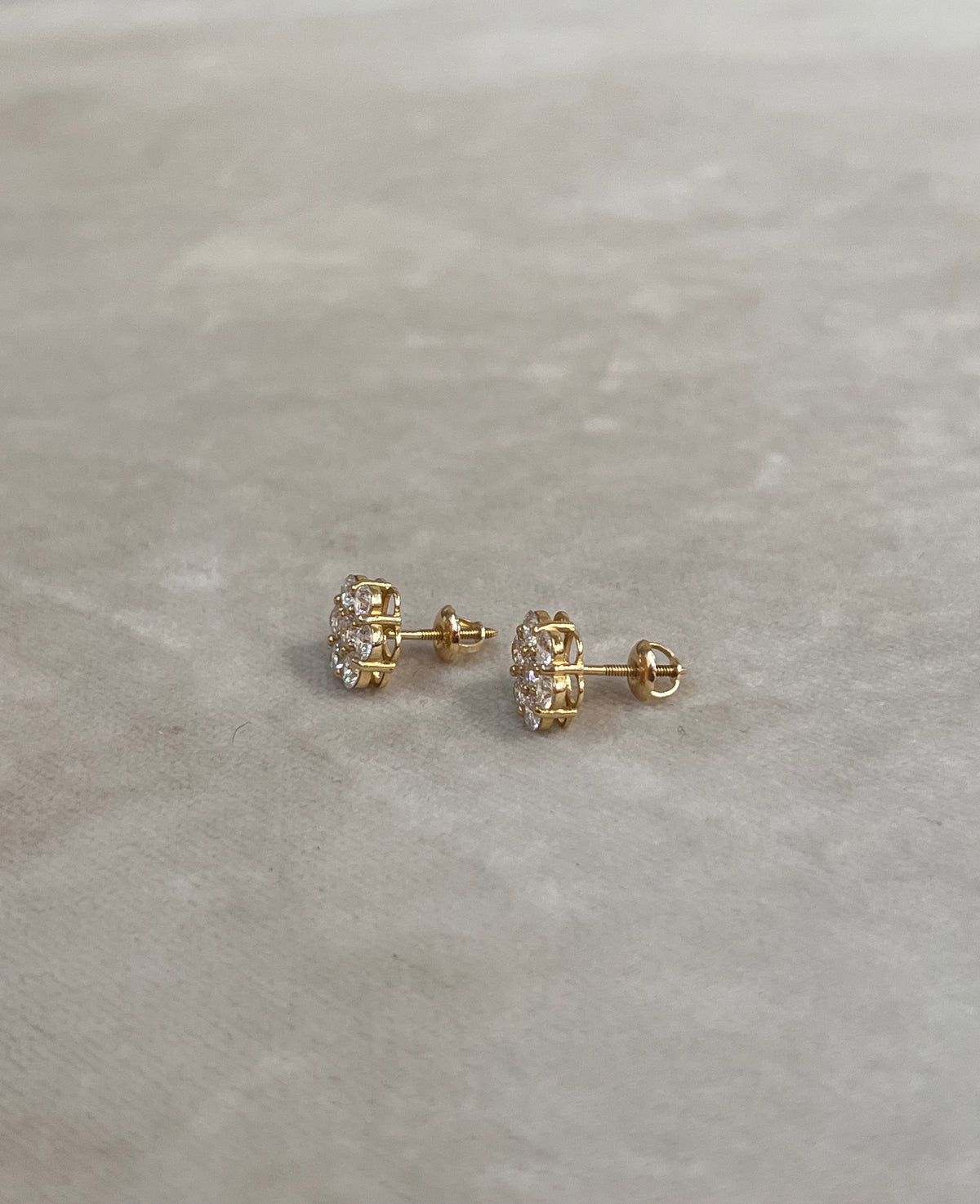 Aretes flor pequeña diamantes oro 14k