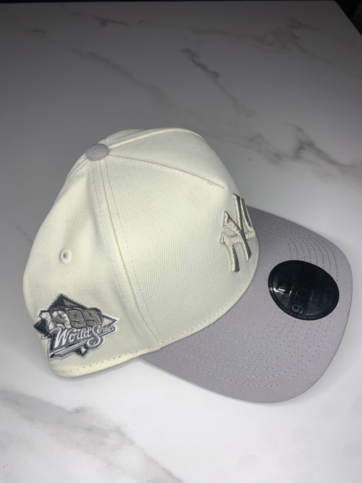 GORRA NEW ERA YANKEES BEIGE GREY 1999 ADJUSTABLE