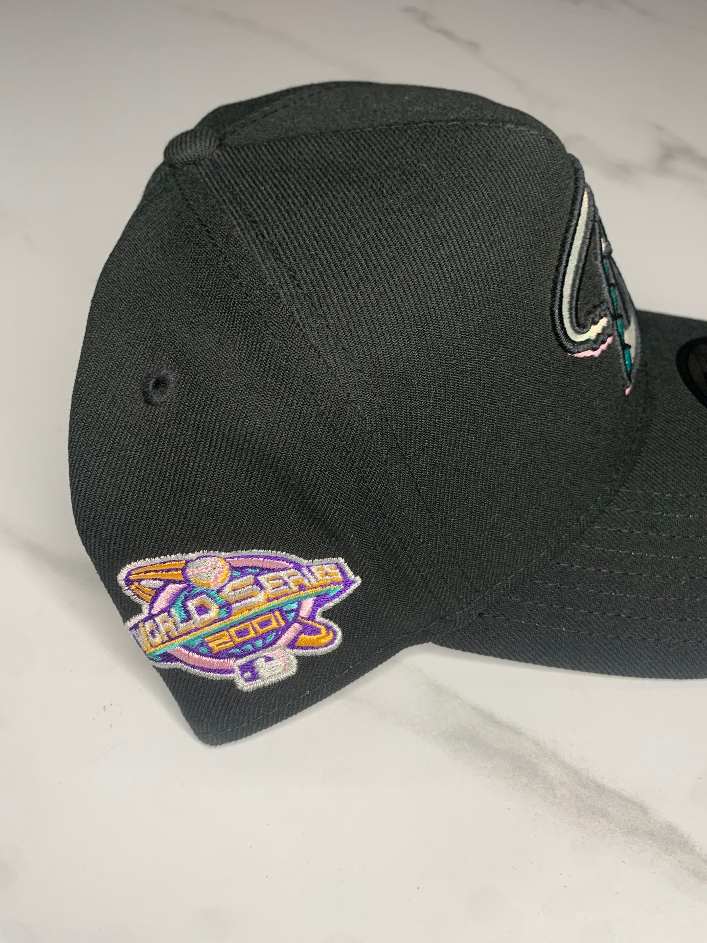 GORRA NEW ERA DIAMONDS 2001 BLACK PINK