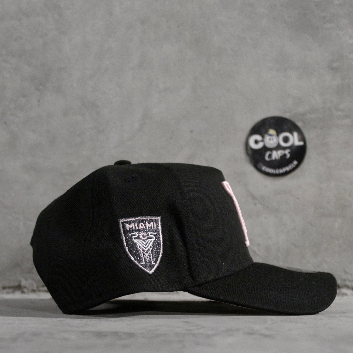 GORRA NEW ERA MIAMI PINK BLACK ADJUSTABLE