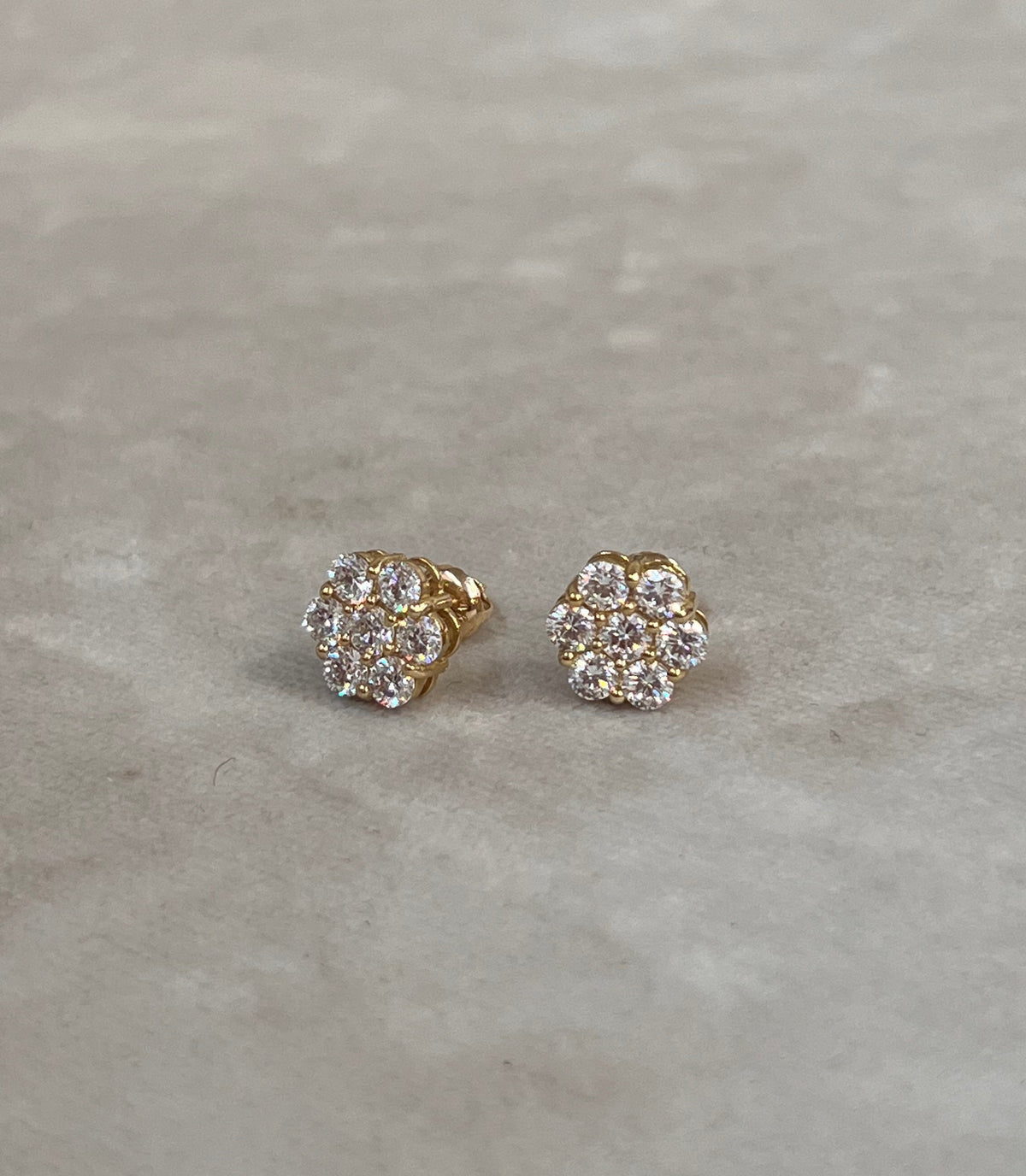 Aretes flor pequeña diamantes oro 14k