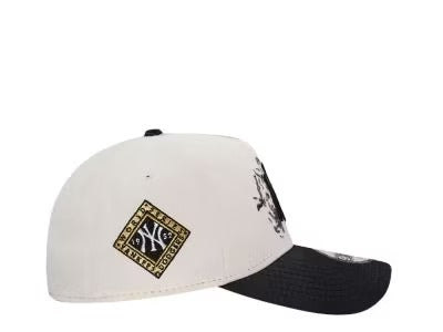 GORRA NEW ERA YANKEES CREAM SATIN BIRDS