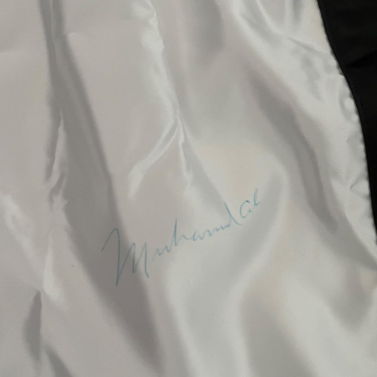 Short de boxeo autografiado por Muhammad Ali