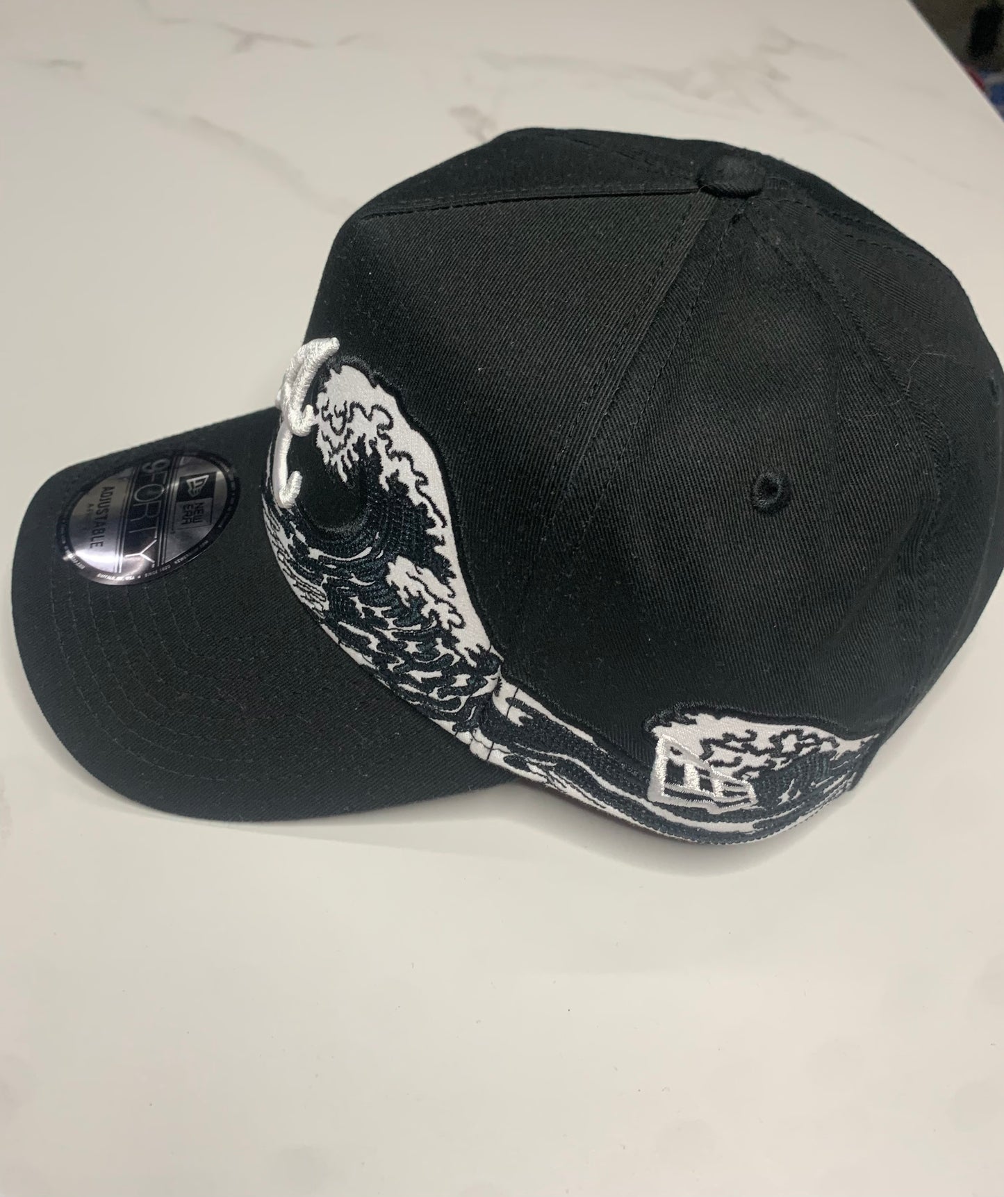 GORRA NEW ERA ATLANTA NEGRA OLAS BLANCAS