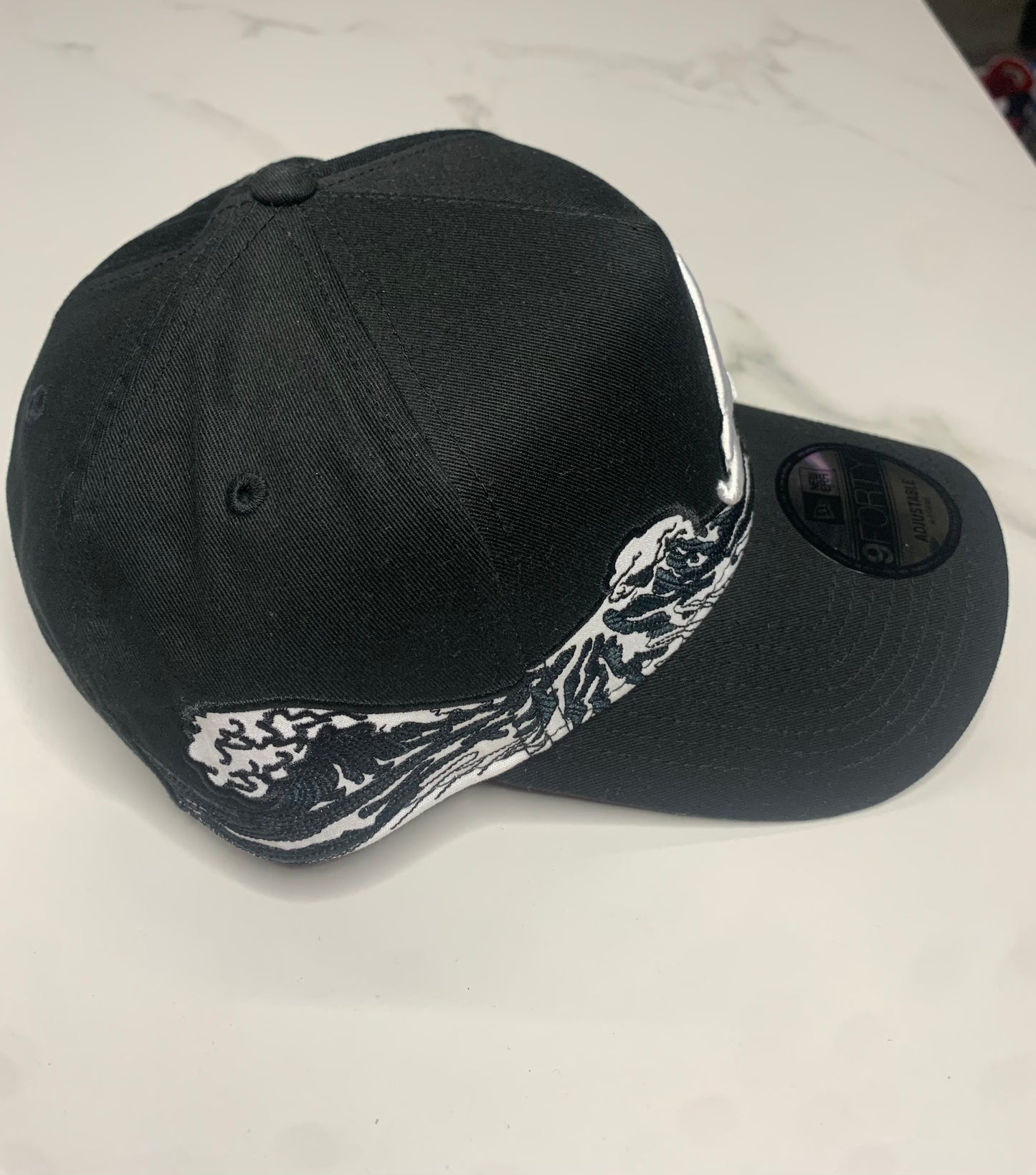 GORRA NEW ERA ATLANTA NEGRA OLAS BLANCAS