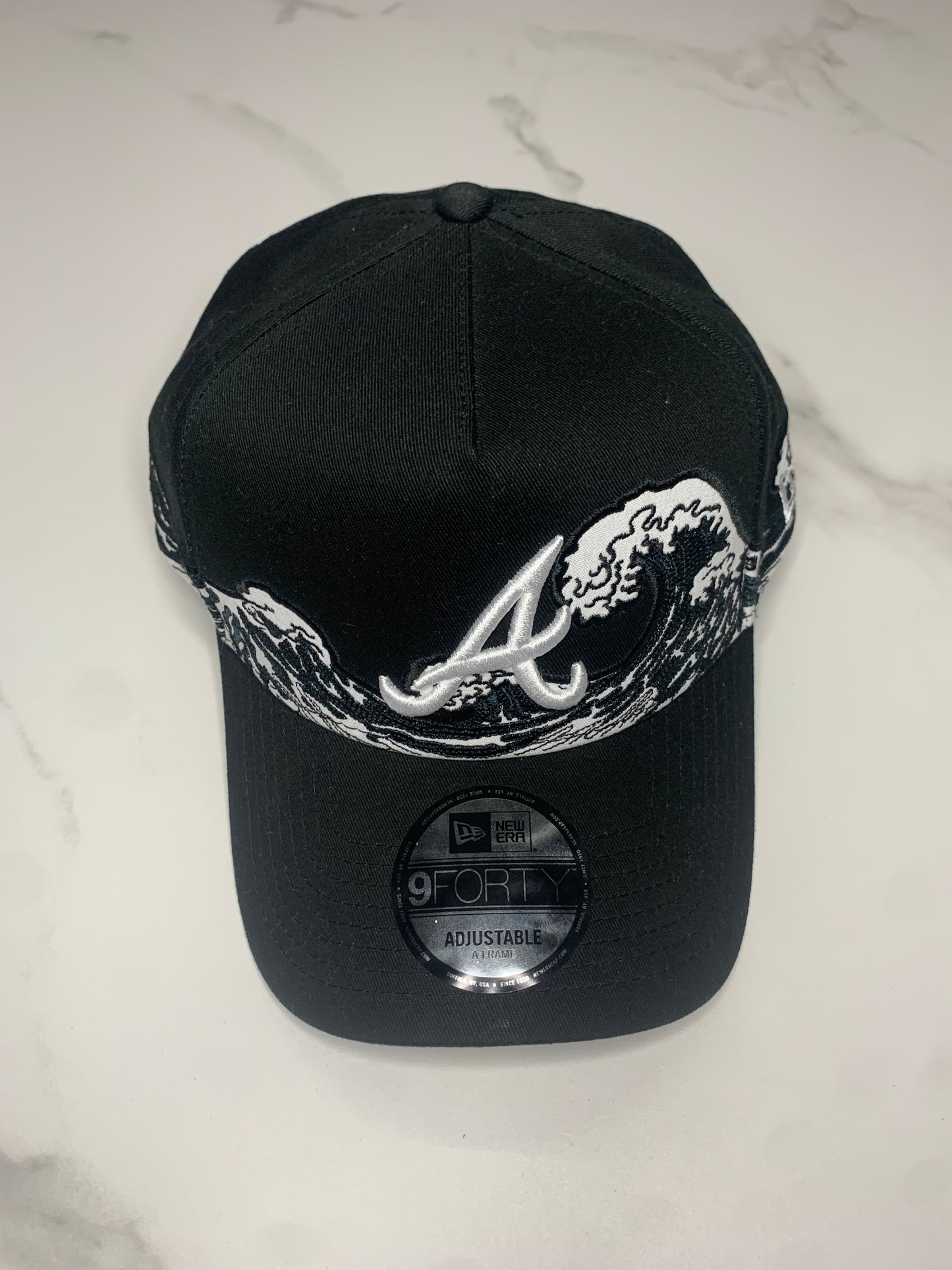 GORRA NEW ERA ATLANTA NEGRA OLAS BLANCAS