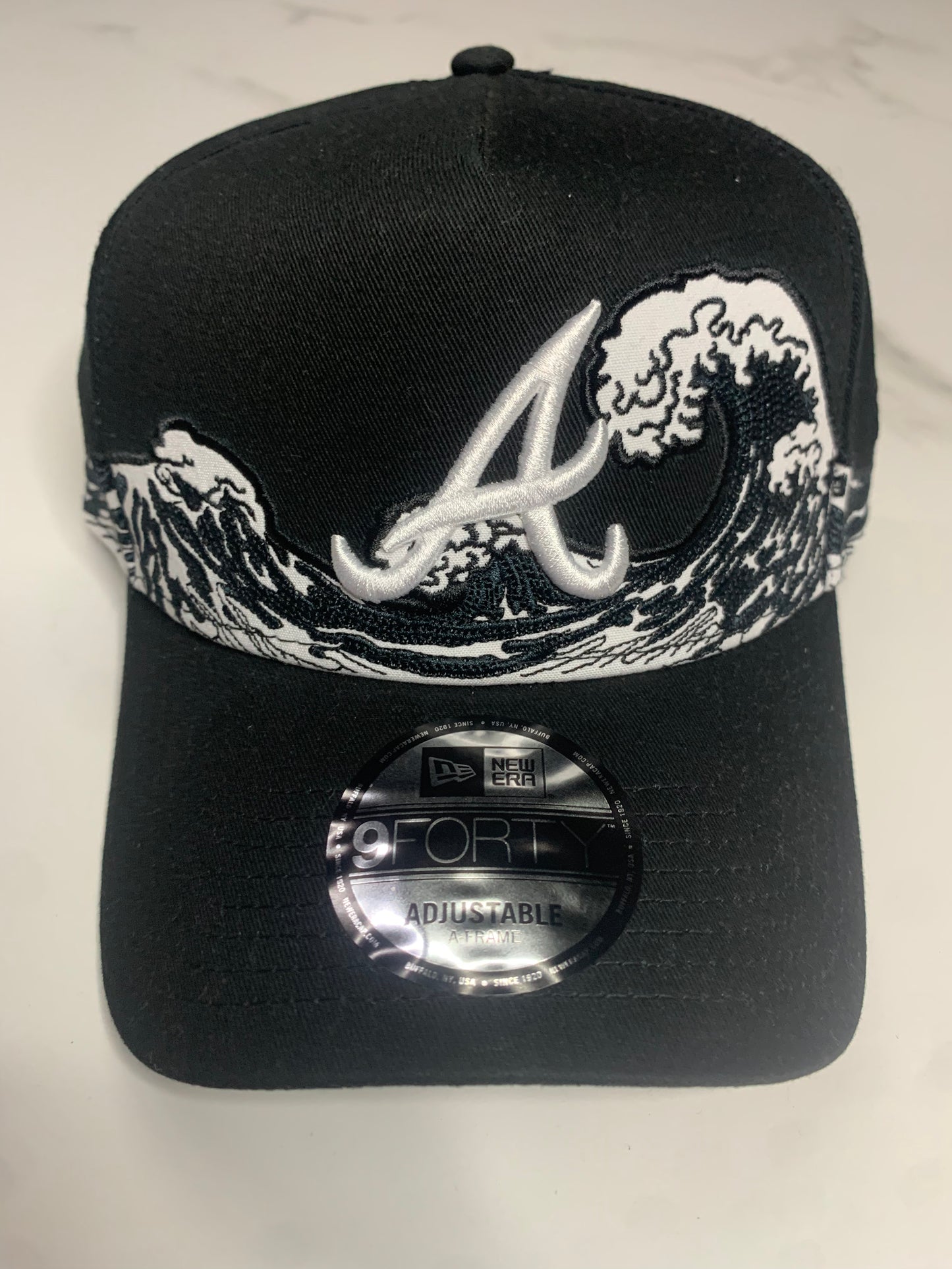 GORRA NEW ERA ATLANTA NEGRA OLAS BLANCAS