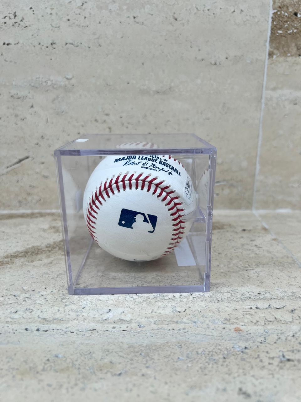 Pelota Oficial Firmada por Kyle Tucker con Caja Acrílica