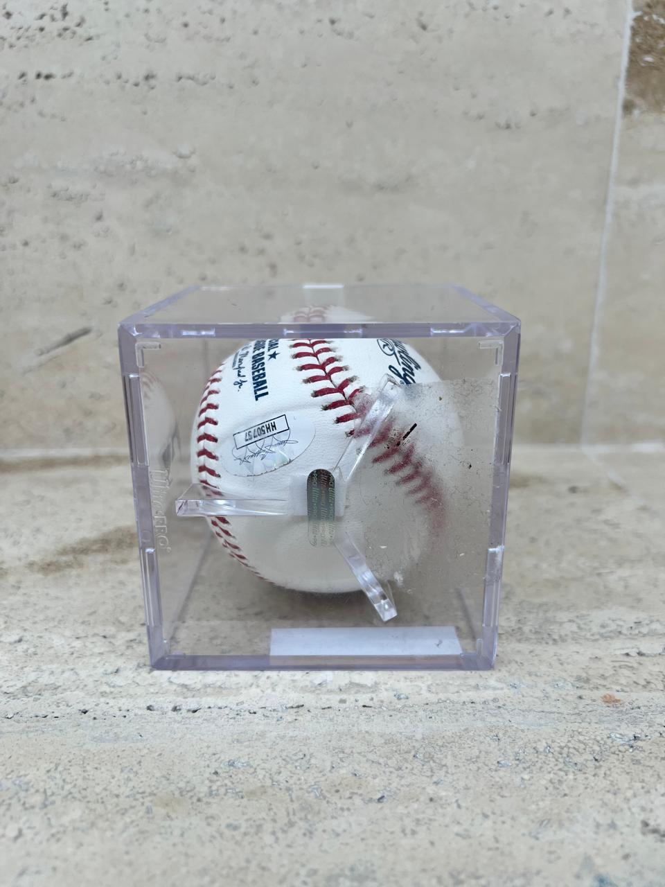 Pelota Oficial Firmada por Kyle Tucker con Caja Acrílica
