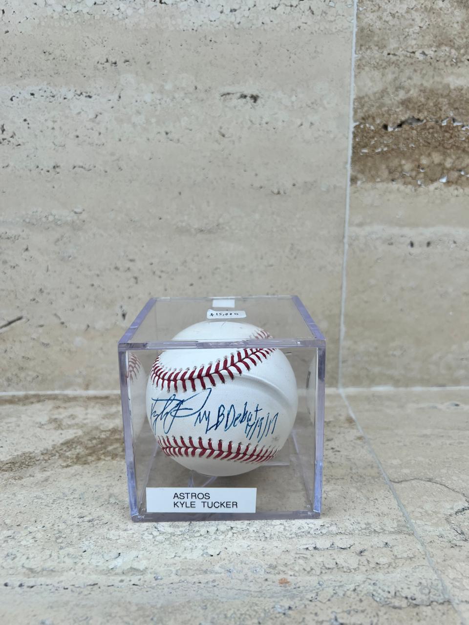 Pelota Oficial Firmada por Kyle Tucker con Caja Acrílica