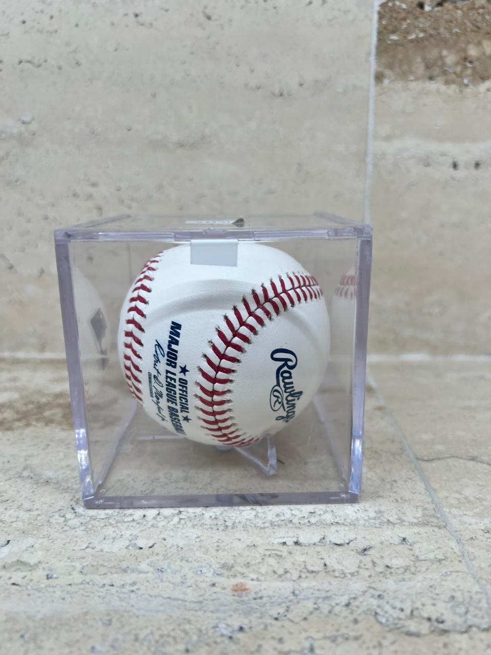 Pelota Oficial Firmada por Kyle Tucker con Caja Acrílica