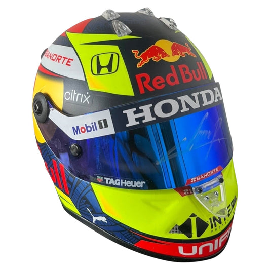 Mini casco 1/2 de Red Bull autografiado por el mexicano Sergio Pérez (Checo)